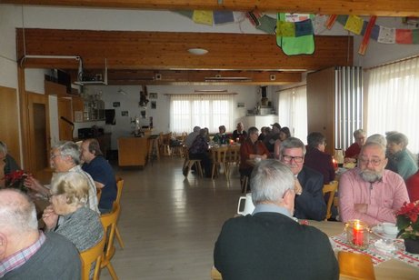 Gemeinsames zusammen Sitzen bei Kaffee und Kuchen