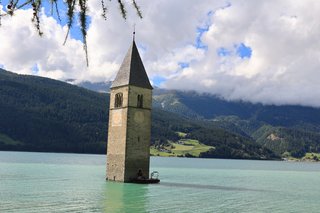 Reschensee - Der teilweise im See versunkene Kirchturm von Graun