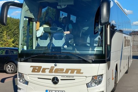 Bus mit dem Schriftzug &bdquo;Briem&ldquo;, von vorne fotografiert.
