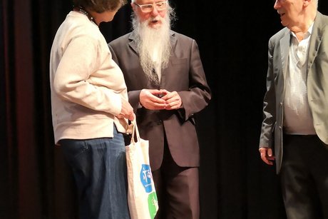 Winter-/Adventsfeier 2025 - Annette Kusche &uuml;berreicht Pater Liebscher ein Pr&auml;sent