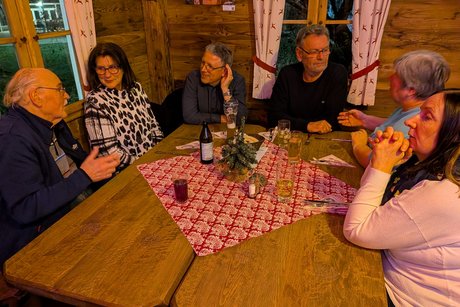 Erdinger Chalet, Gruppenfoto beim Essen