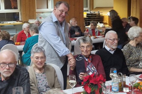 der Vorstand begrüßt besondere Gäste