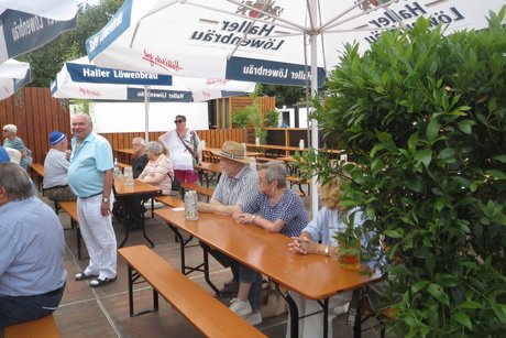 Die ersten Mitglieder sitzen schon