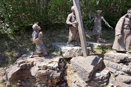 14 Skulpturen, Darstellungen des Kreuzweges Jesus zur Wallfahrtskirche