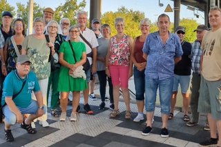 Gruppe von Männern und Frauen am Bahnhof