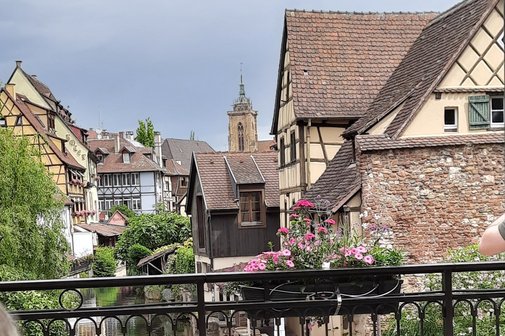 Colmar ein schönes Städtchen Ein Flüsschen durch Colmar umgeben von älteren Fachwerkhäuser