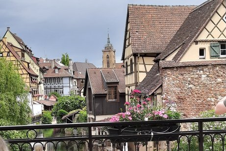Ein Fl&uuml;sschen durch Colmar umgeben von &auml;lteren Fachwerkh&auml;user