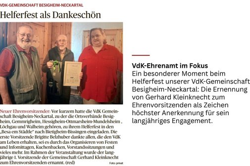 Screenshot eines Zeitungsartikels der VdK-Gemeinschaft Besigheim-Neckartal im 16:9-Format. Links ist ein Foto von drei Personen in einem rustikalen Raum zu sehen: Die erste Vorsitzende Brigitte Belzhuber (rechts) steht neben dem langj&auml;hrigen Vorsitzenden Gerhard Kleinknecht (Mitte), der eine Ehrenurkunde und ein Pr&auml;sent h&auml;lt. Darunter steht der Artikeltext zur Ernennung von Kleinknecht zum Ehrenvorsitzenden beim Helferfest. Auf der rechten Bildh&auml;lfte wird der Inhalt in einem separaten Textblock unter der &Uuml;berschrift &bdquo;VdK-Ehrenamt im Fokus&ldquo; zusammengefasst und gew&uuml;rdigt.