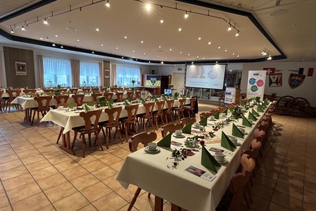 Der toll geschm&uuml;ckte Saal im Sch&uuml;tzenhaus.