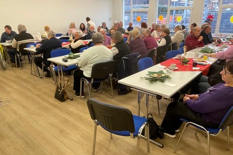 Saal&uuml;bersicht zur VdK-Adventsfeier 2025