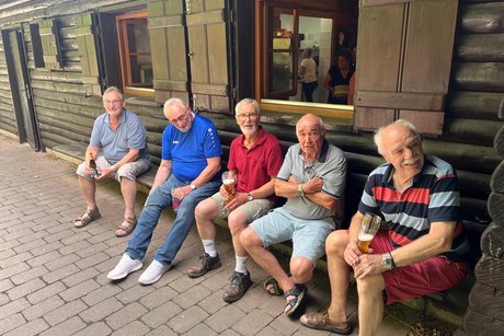 Mitglieder vor der Grillh&uuml;tte in Heiligkreuzsteinach