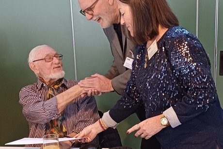 Vorsitzender Gerd Ahrendt und stellvertretende Vorsitzende Luise Stefan gratulieren Kurt Wiebigke zu 10 Jahren Mitgliedschaft.