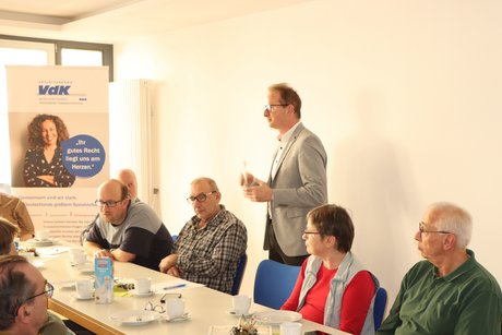 B&uuml;rgermeister Ralf D&ouml;rr richtet ein Gru&szlig;wort an die Versammlung.