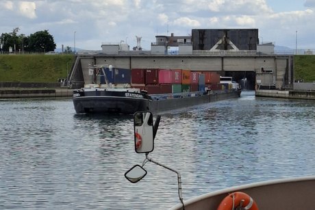 Schubverband fährt aus der Schleuse