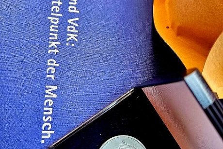Die silberne Ehrenmedaille mit blauem Hintergrund und dem Schriftzug : Im Mittelpunkt der Mensch.