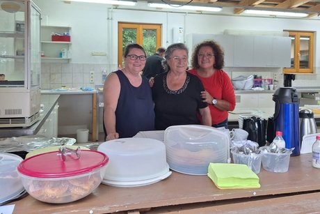 Die Küchendamen servieren leckeren selbstgemachten Kuchen