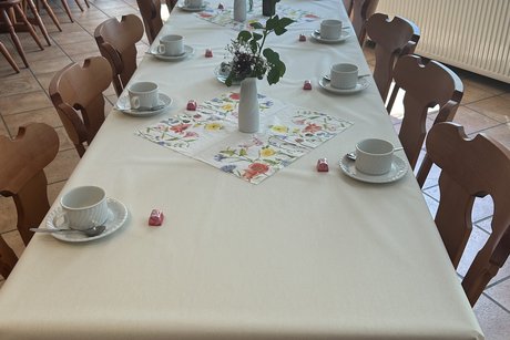 Festlich geschm&uuml;ckt waren die Tische