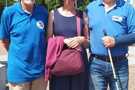 Mitglieder des VdK Ortsvereins Gemmingen vor der Liederhalle