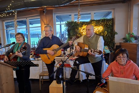 mit Gitarre :Gertrud, Herbert, Joachim mit Zither; Anne Gr&ouml;ber
