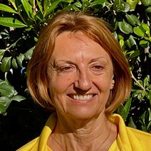 Br&uuml;nette Frau im gelben Poloshirt