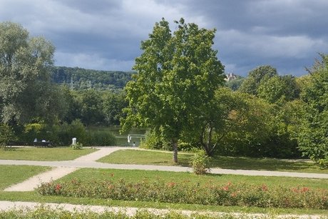 So sah der Himmel bei unserem Plausch aus Wolkenverhangener Himmel über dem Grüttsee und der Burgruine Rötteln