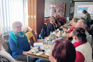 Bild zeigt Frauen und Männer beim Kaffee trinken