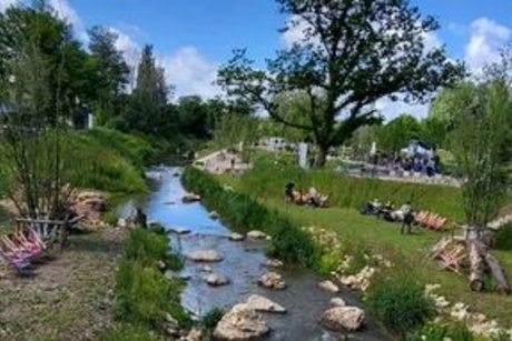 Man sieht die Jagst in ihrem Flu&szlig;lauf