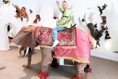 Reiten auf dem Steiff-Elefanten