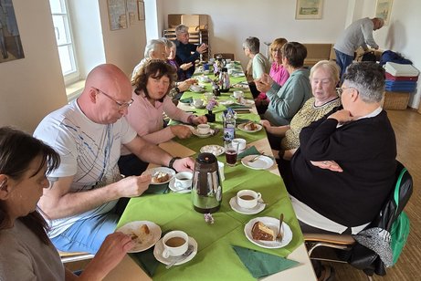 16 Mitglieder ließen sich Kaffee und Kuchen schmecken