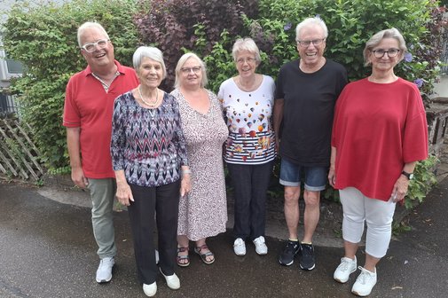 Das Foto zeigt den geschäftsführenden Vorstand des Ortsverbandes Beutelsbach mit dem Revisor Siegfried Schnurr. Die Gruppe steht vor einem Strauch und lacht. Abgebildet sind von links nach rechts: Wolf-Dieter Eisele, Marlies Lange, Marion Rube, Christel Brodersen, Siegfried Schnurr, Marion Eisele