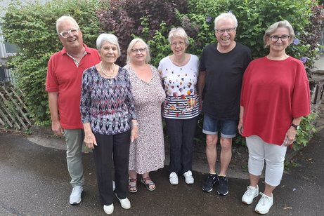 Das Foto zeigt den geschäftsführenden Vorstand des Ortsverbandes Beutelsbach mit dem Revisor Siegfried Schnurr. Die Gruppe steht vor einem Strauch und lacht. Abgebildet sind von links nach rechts: Wolf-Dieter Eisele, Marlies Lange, Marion Rube, Christel Brodersen, Siegfried Schnurr, Marion Eisele