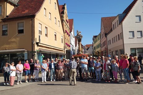 VdK Gruppe in B&ouml;nnigheim auf dem Marktplatz , bei blauem Himmel , im Hintergrund ein Brunnen