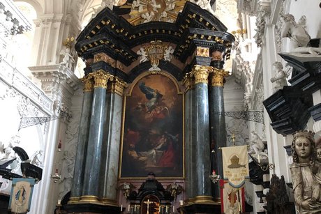 Barocker Altar aus Marmor mit gro&szlig;em Gem&auml;lde und goldverzierten Details in prachtvoll ausgestalteter Kirche.
