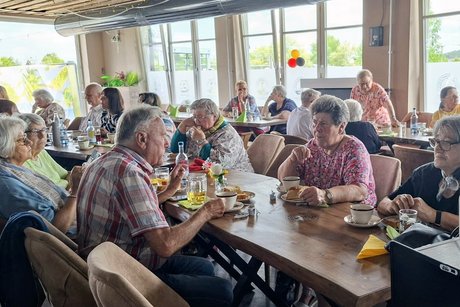 Mitglieder beim Kaffee