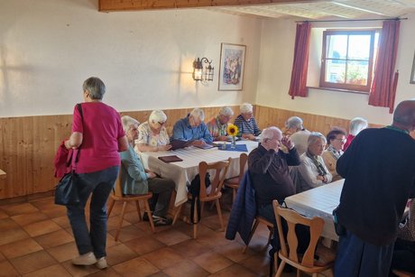 die Teilnehmer laufen zum Essen