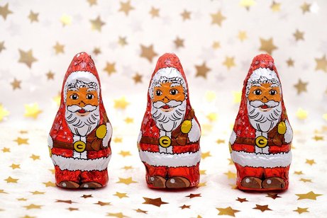 Drei Schoko-Nikoläuse