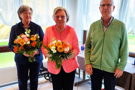 Als großes Dankeschön erhielten unsere bisherige Kassiererin und unsere langjährige stellvertretende Vorsitzende einen großen Blumenstrauß und ein paar Süßigkeiten für ihren großartigen Einsatz für unsere Ortsgruppe.