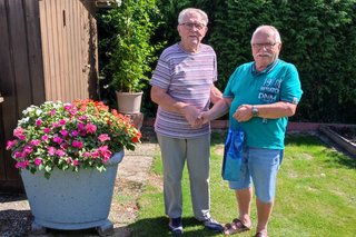 zwei Männer im Garten