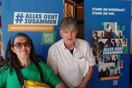 Schriftführerin Karin Maier und Beisitzer Rüdiger Hasberg vor Aufstellen der neuen Kampagne "Alles geht zusammen"