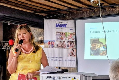 Christine Sikora beim Vortrag