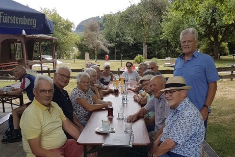 18 VdK-Mitglieder sitzen am Biertisch