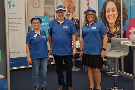 (v.l.n.r.) Rita Kemmel, Bernhard Löffler, Brigitte Gardner am Messestand