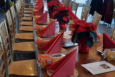 Weihnachtliche Dekoration der Tische