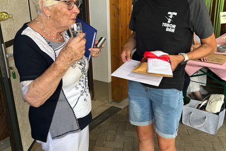 Marlies erh&auml;lt ein Geschenkp&auml;ckchen von der jungen Ortsvorsteherin.
