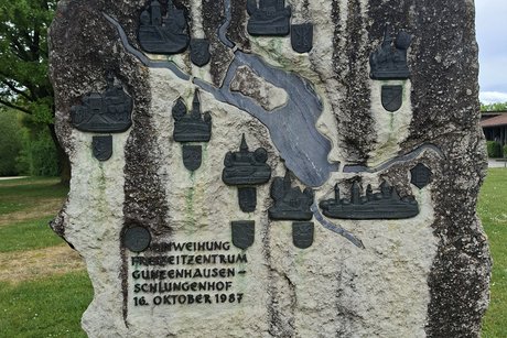 Das Bild zeigt den Stein mit dem Text zur Erinnerung an die Einweihung des Freizeitzentrums