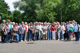 Die Reisegruppe an der Schiffsanlegestelle in Breisach