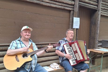 Die Musikanten spielen mit Akkordeon und Gitarre