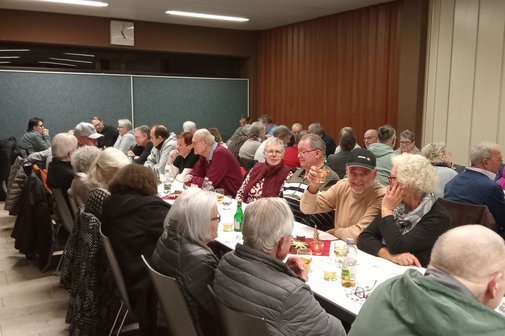 Einige Mitglieder sitzen am Tisch