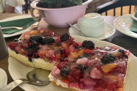 Zwei St&uuml;cke Ostkuchen auf einer Kuchenschale