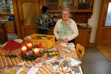 Die Vorsitzend verteilr den übrigen Zopf an die Mitglieder.